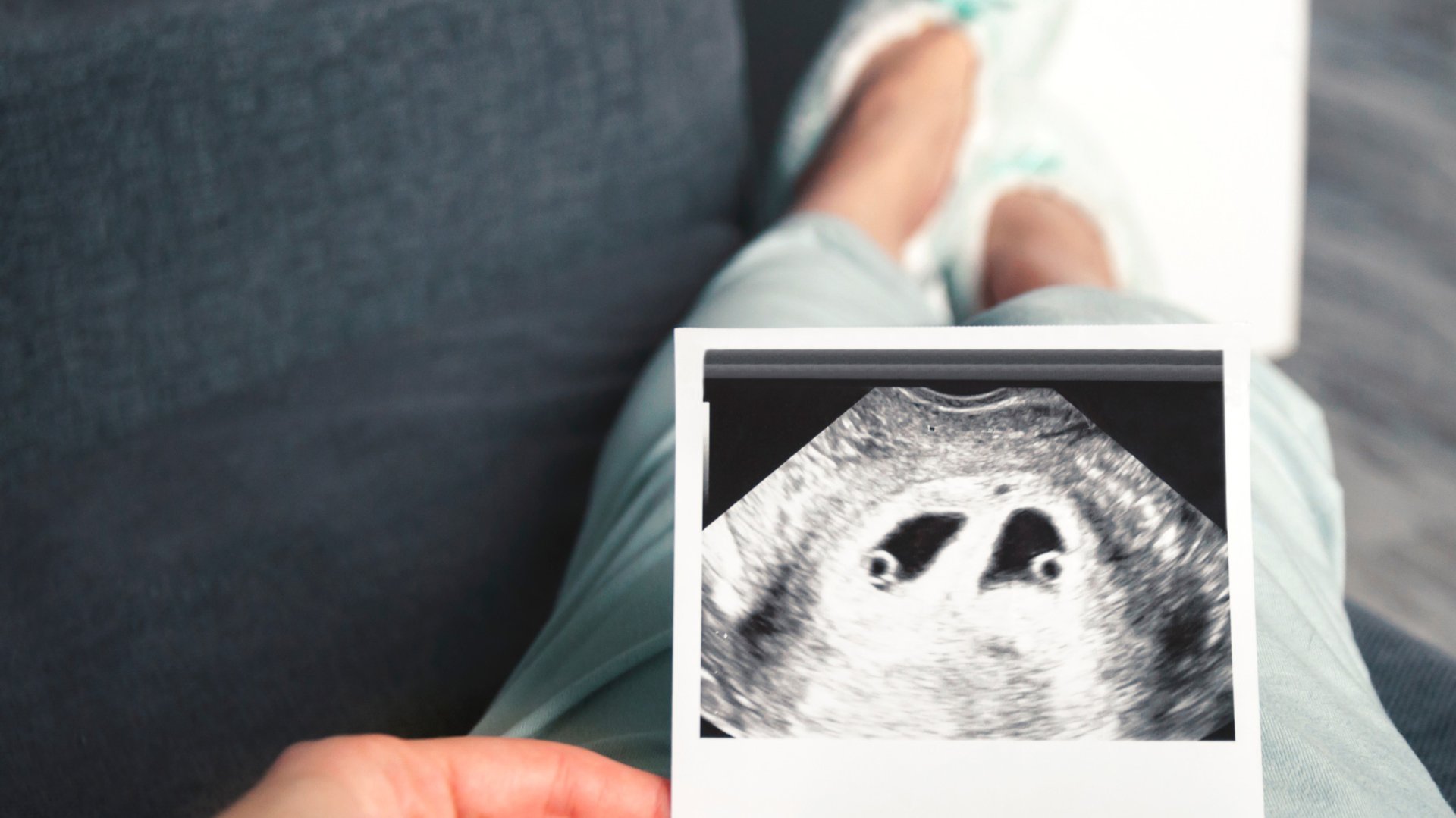 Mama trzyma zdjecie usg blizniaczej ciazy