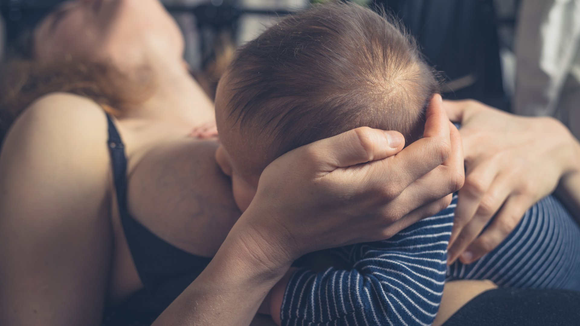 Mama cierpi na bolace brodawki w czasie karmienia dziecka