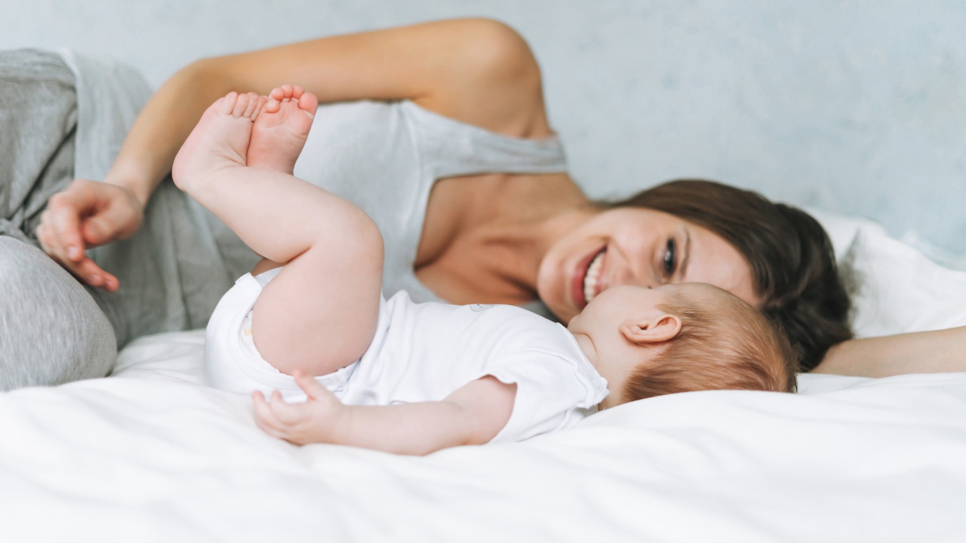 Mama i dziecko odpoczywaja lezac na lozku