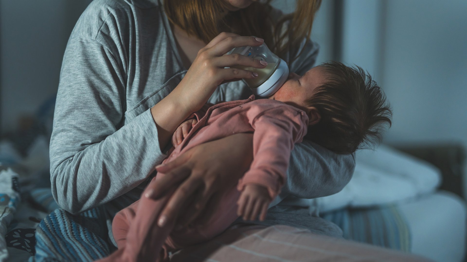 Mama karmi dziecko w nocy