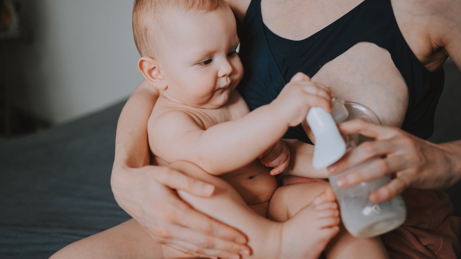 Mama sciaga pokarm laktatorem przy dziecku