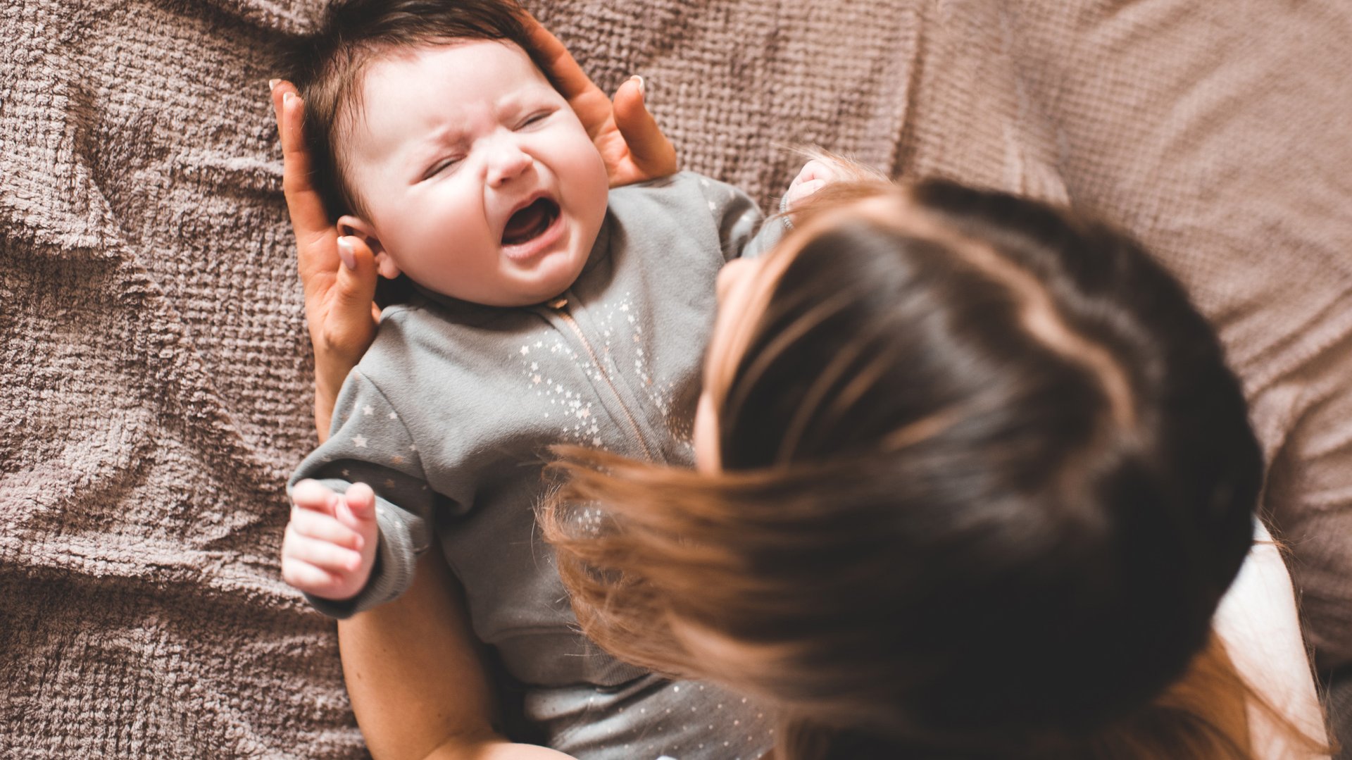 Mama uspokaja placzace dziecko