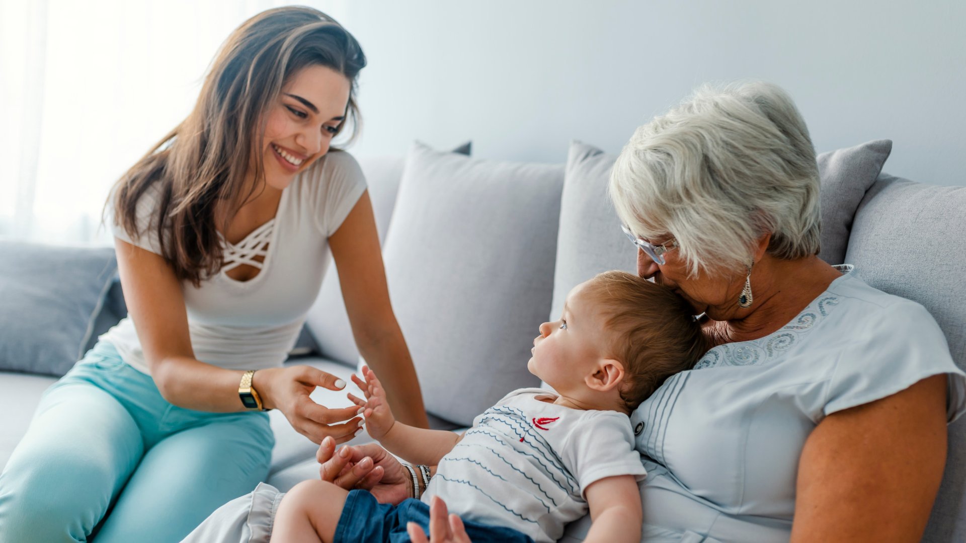 Dziecko bawi się z mama i babcia na kanapie