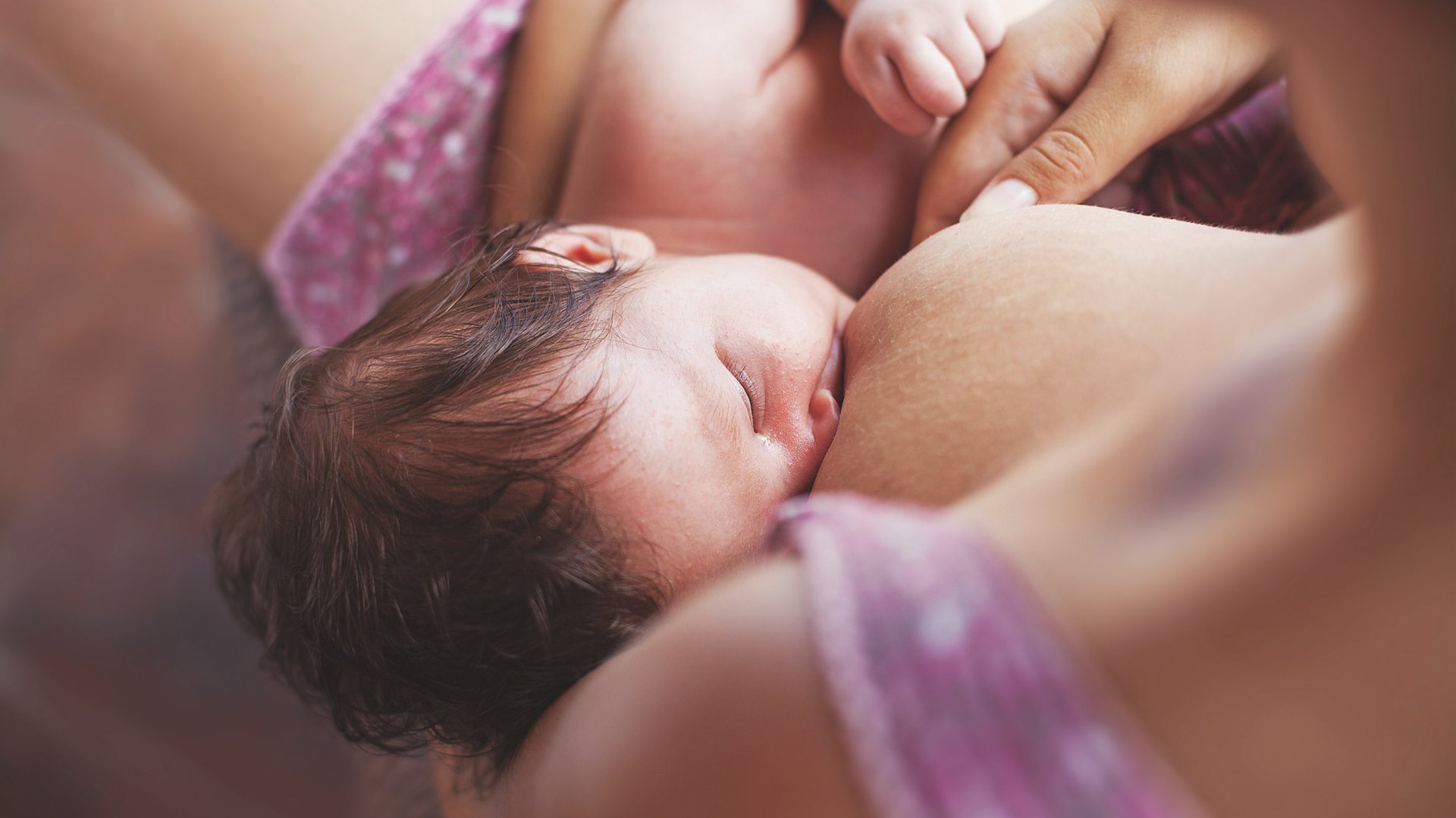 Mama wegetarianka karmi dziecko piersia