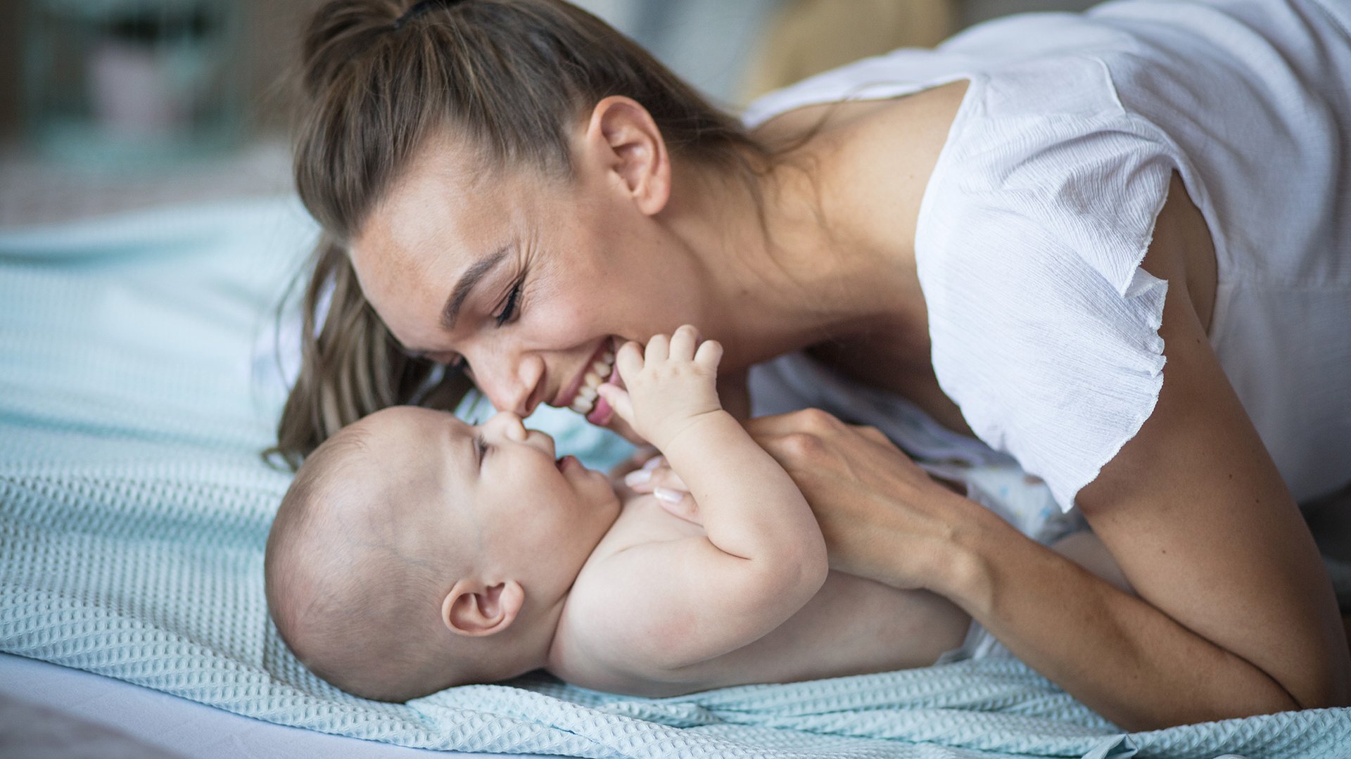 Mama i dziecko stykaja sie nosami i usmiechaja sie
