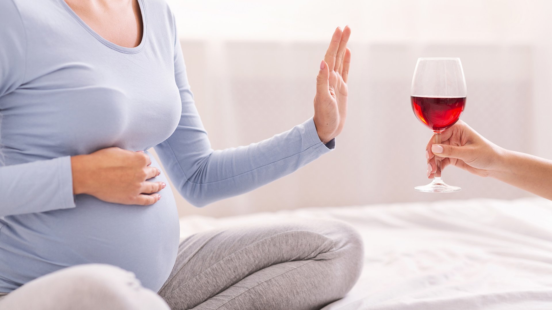 Kobieta w ciazy odmawia spozycia kieliszka wina