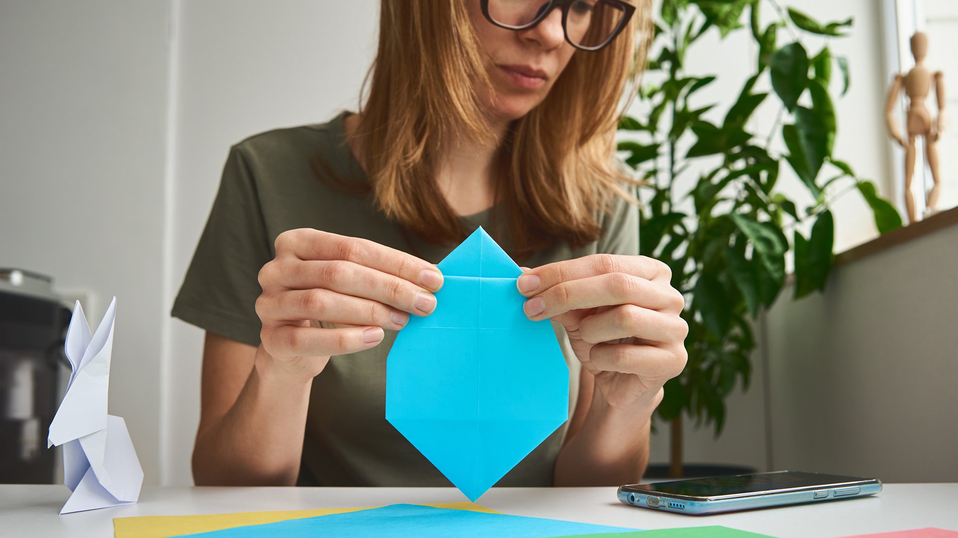 Kobieta uczy sie robic origami